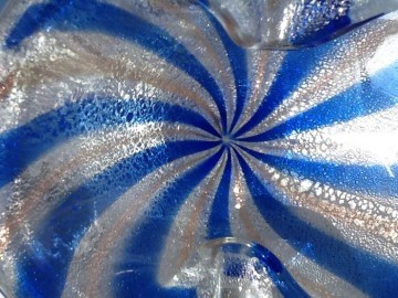 Gestreepte asbak en dover met goud en zilver.