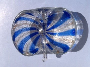 Gestreepte asbak en dover met goud en zilver.