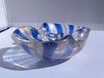 Gestreepte asbak en dover met goud en zilver.