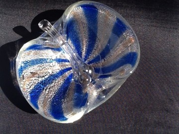 Gestreepte asbak en dover met goud en zilver.