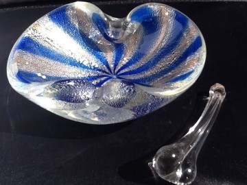 Gestreepte asbak en dover met goud en zilver.