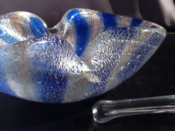 Gestreepte asbak en dover met goud en zilver.