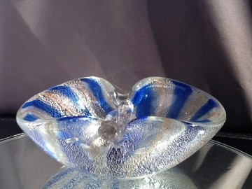 Gestreepte asbak en dover met goud en zilver.