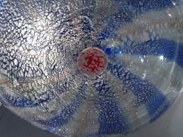 Gestreepte asbak en dover met goud en zilver.