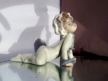Lladro,Baby on the floor.