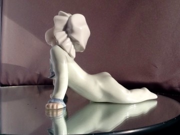 Lladro,Baby on the floor.