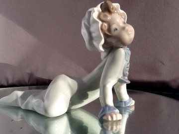 Lladro,Baby on the floor.