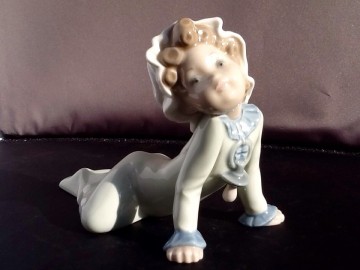 Lladro,Baby on the floor.