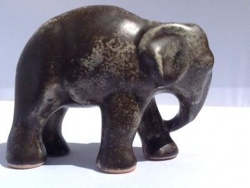 Mooie aardewerk olifant,Johgus ,Bornholm Denemarken 1960/1970.