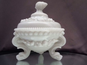 Antieke opaline dekseldoos Portieux/Vallerhystal,Frankrijk ca 1900.