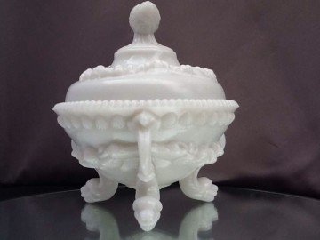 Antieke opaline dekseldoos Portieux/Vallerhystal,Frankrijk ca 1900.