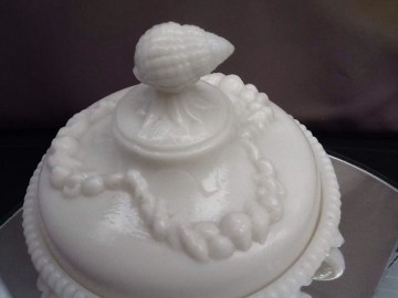 Antieke opaline dekseldoos Portieux/Vallerhystal,Frankrijk ca 1900.