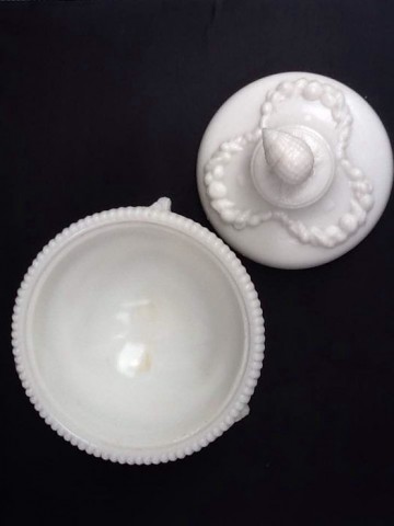 Antieke opaline dekseldoos Portieux/Vallerhystal,Frankrijk ca 1900.