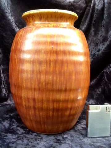 Ravelli vaas 96,bruin met vertikale ribben.