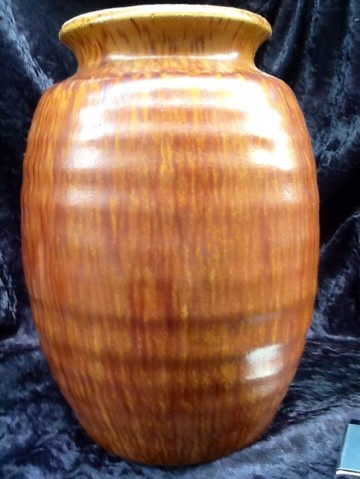 Ravelli vaas 96,bruin met vertikale ribben.