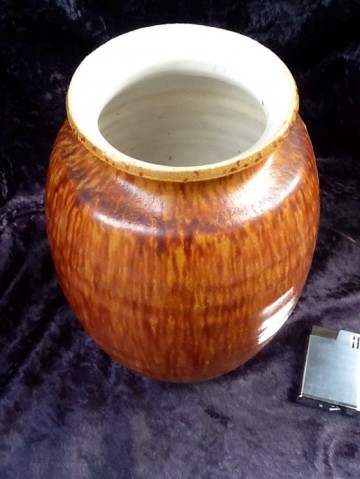 Ravelli vaas 96,bruin met vertikale ribben.