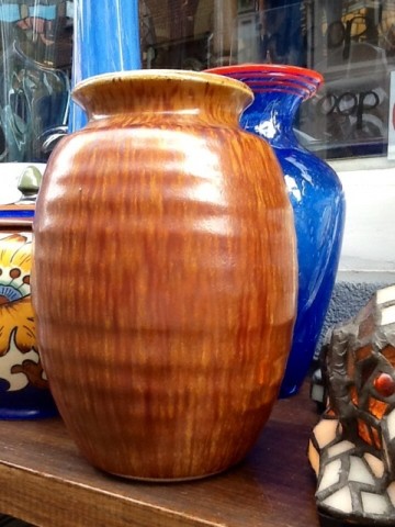 Ravelli vaas 96,bruin met vertikale ribben.