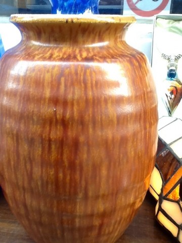 Ravelli vaas 96,bruin met vertikale ribben.