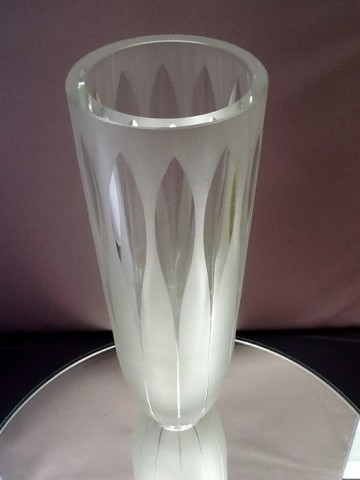 Grote kristallen geslepen gesatineerde vaas