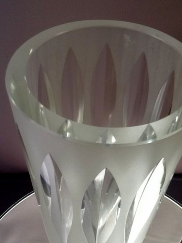 Grote kristallen geslepen gesatineerde vaas