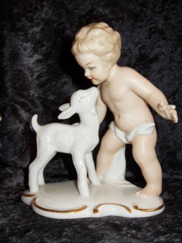 Wallendorf,porseleinen beeldjevan een putto.