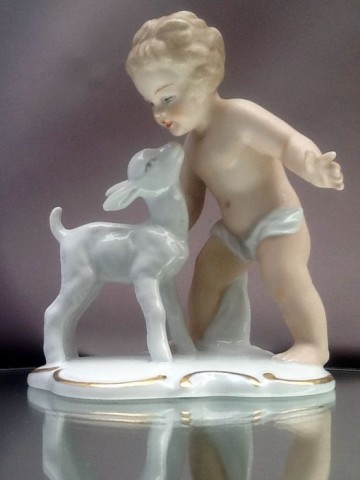 Wallendorf,porseleinen beeldjevan een putto.