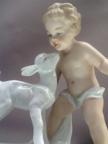 Wallendorf,porseleinen beeldjevan een putto.