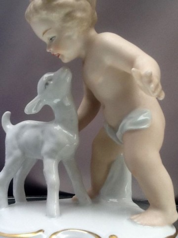 Wallendorf,porseleinen beeldjevan een putto.