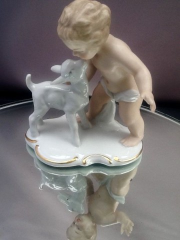 Wallendorf,porseleinen beeldjevan een putto.