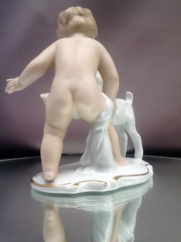 Wallendorf,porseleinen beeldjevan een putto.