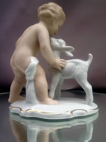 Wallendorf,porseleinen beeldjevan een putto.