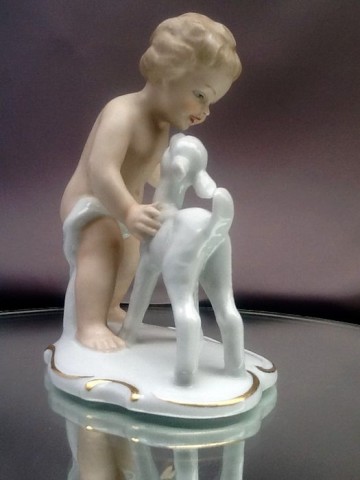 Wallendorf,porseleinen beeldjevan een putto.