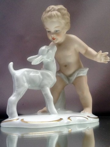 Wallendorf,porseleinen beeldjevan een putto.