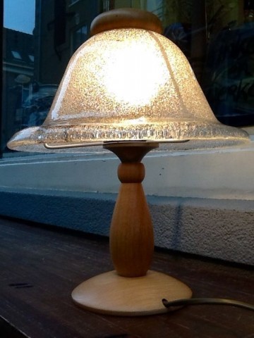 Wifrei Leuchten - Schuimglas lamp op houten voet.