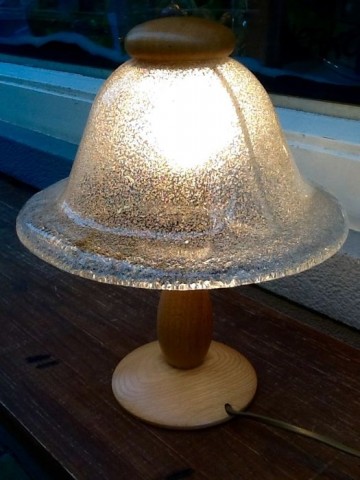 Wifrei Leuchten - Schuimglas lamp op houten voet.