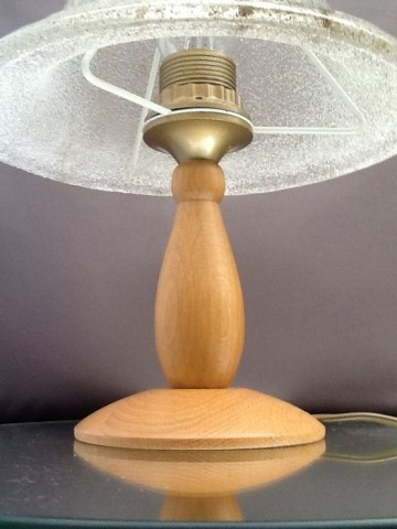 Wifrei Leuchten - Schuimglas lamp op houten voet.