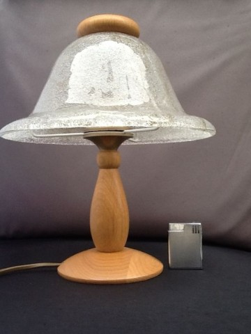 Wifrei Leuchten - Schuimglas lamp op houten voet.