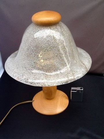 Wifrei Leuchten - Schuimglas lamp op houten voet.