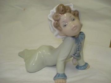 Lladro,Baby on the floor.